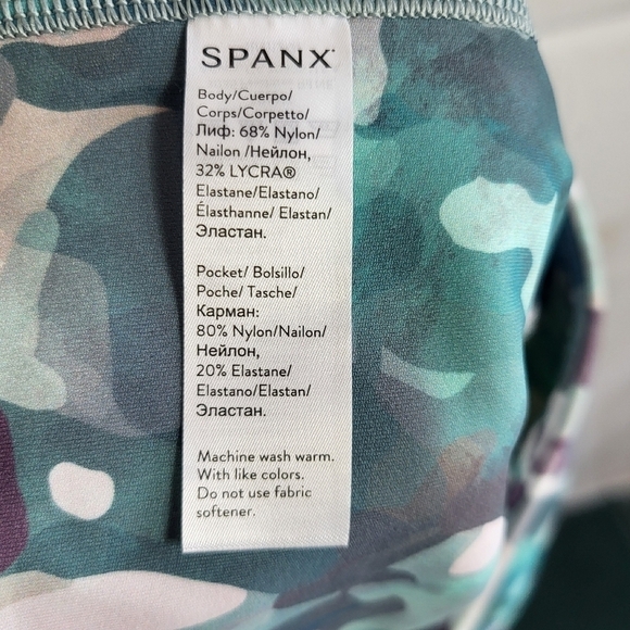Spanx Booty Boost Active Athletic Crop Printed Camo Blue Pink Multi Medium - Picture 12 of 13
